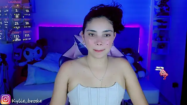 Kylie brokee online show from February 2, 10:06 pm