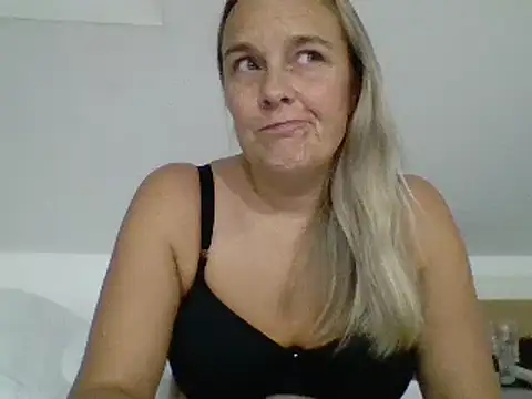 Snapshot of scrummymummy2 chatting on November 23, 9:36 pm scrummymummy2 online show from November 23, 9:36 pm