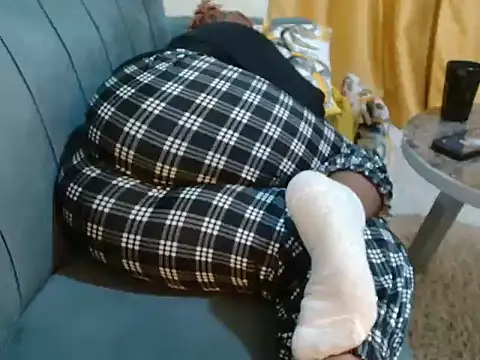 Snapshot of leslysexygirl chatting on November 21, 8:24 am leslysexygirl online show from November 21, 8:24 am