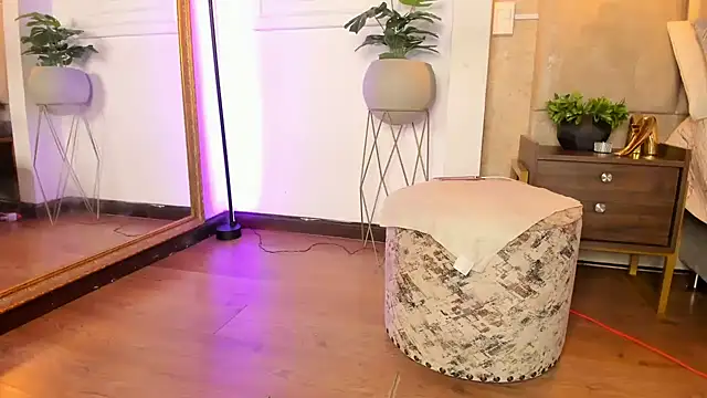 Snapshot of AlessiaLondon chatting on February 21, 8:18 am AlessiaLondon online show from February 21, 8:18 am