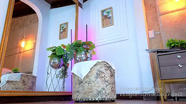 Snapshot of AlessiaLondon chatting on October 25, 3:58 am AlessiaLondon online show from October 25, 3:58 am