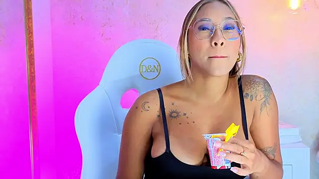 Snapshot of AlessiaLondon chatting on November 14, 2:54 am AlessiaLondon online show from November 14, 2:54 am