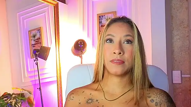 AlessiaLondon online show from April 20, 10:07 am