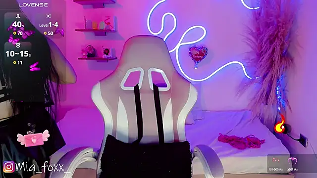 Snapshot of Mia_foxx_ chatting on March 7, 9:06 pm Mia foxx online show from March 7, 9:06 pm