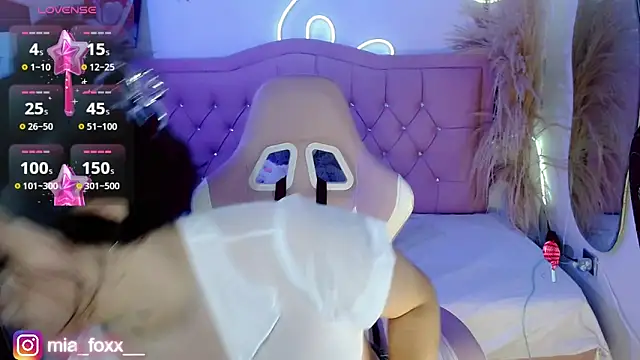 Snapshot of Mia_foxx_ chatting on September 30, 9:09 pm Mia foxx online show from September 30, 9:09 pm