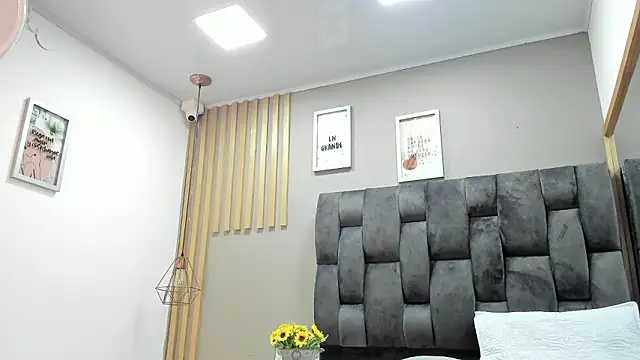 Snapshot of camila__herrera chatting on December 5, 9:28 am camila herrera online show from December 5, 9:28 am