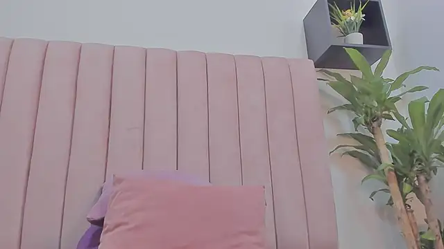 Snapshot of camila__herrera chatting on February 26, 9:21 am camila herrera online show from February 26, 9:21 am