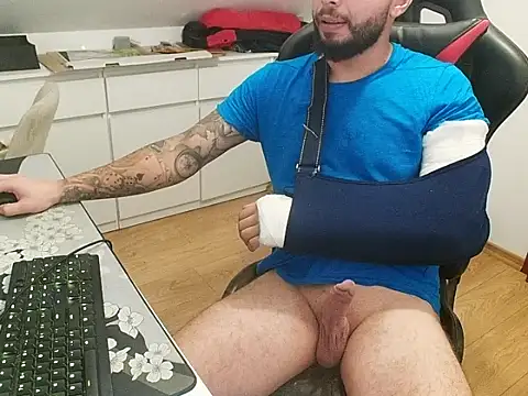 Snapshot of prezydentcam chatting on October 9, 10:57 am prezydentcam online show from October 9, 10:57 am