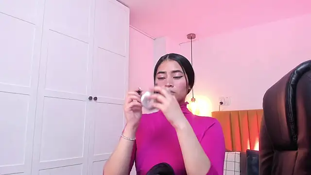 Snapshot of lara_madisson chatting on December 5, 10:56 pm lara madisson online show from December 5, 10:56 pm