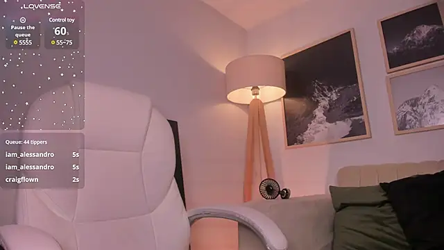 Snapshot of lara_madisson chatting on March 9, 8:29 am lara madisson online show from March 9, 8:29 am