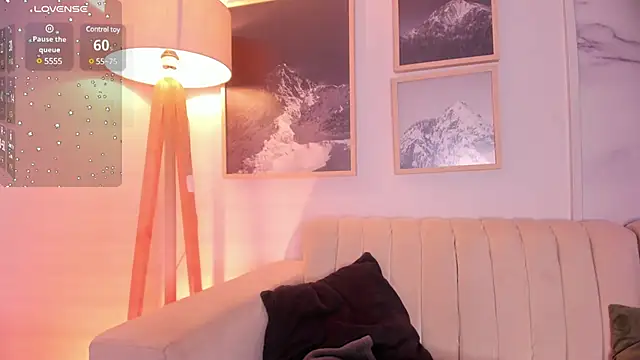 Snapshot of lara_madisson chatting on March 15, 7:20 am lara madisson online show from March 15, 7:20 am