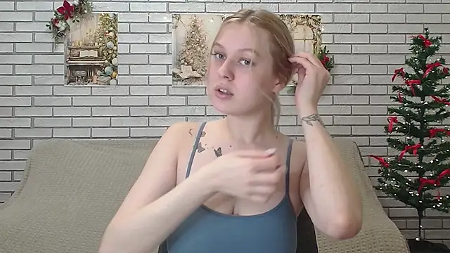 Snapshot of EmiliaDuchess chatting on December 19, 8:34 am EmiliaDuchess online show from December 19, 8:34 am