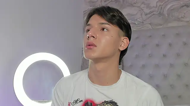 Snapshot of Kev_jenner chatting on September 13, 7:46 pm Kev jenner online show from September 13, 7:46 pm