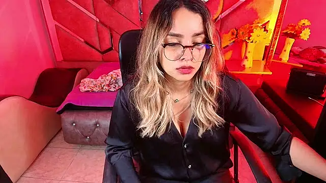 Snapshot of Olivia_Fox69 chatting on November 12, 3:18 am Olivia Fox69 online show from November 12, 3:18 am