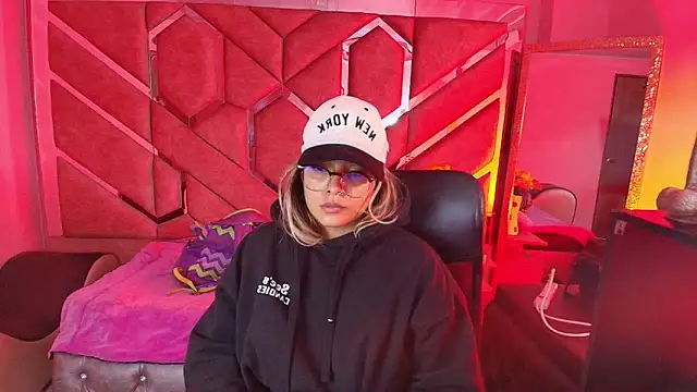 Snapshot of Olivia_Fox69 chatting on December 14, 2:28 am Olivia Fox69 online show from December 14, 2:28 am