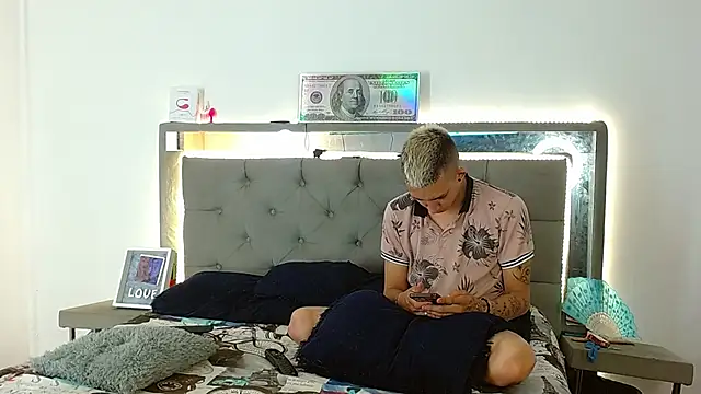 parejacaliente20154 online show from January 8, 12:15 pm