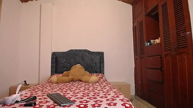 Snapshot of sofiamature01 chatting on October 12, 4:28 pm sofiamature01 online show from October 12, 4:28 pm