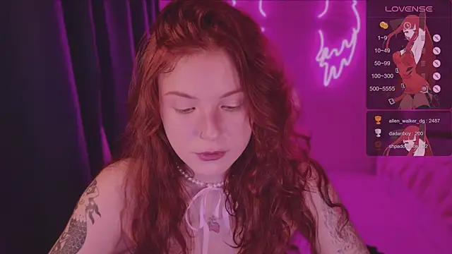 Snapshot of Elsie_Ginger chatting on December 2, 10:34 pm Elsie Ginger online show from December 2, 10:34 pm