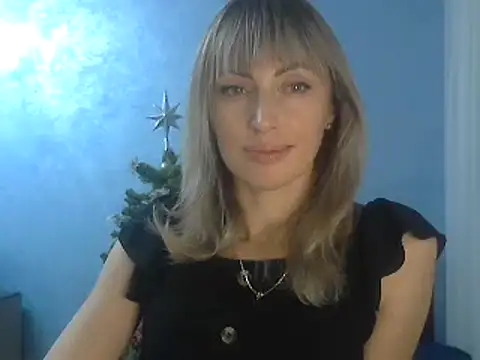 Snapshot of EffectMaya chatting on December 13, 8:04 pm EffectMaya online show from December 13, 8:04 pm