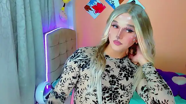 Snapshot of TaylorMon chatting on November 1, 12:45 am TaylorMon online show from November 1, 12:45 am