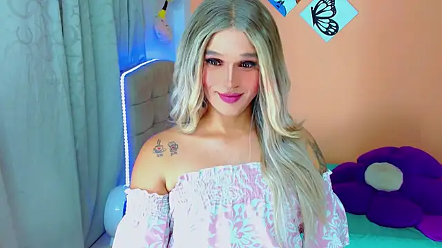 Snapshot of TaylorMon chatting on November 5, 1:27 am TaylorMon online show from November 5, 1:27 am