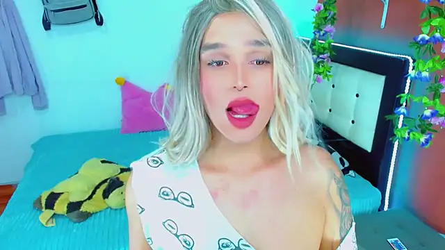 Snapshot of TaylorMon chatting on December 13, 7:53 pm TaylorMon online show from December 13, 7:53 pm