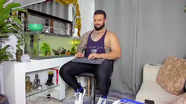 Snapshot of Johnnygrayson1 chatting on December 18, 12:21 am Johnnygrayson1 online show from December 18, 12:21 am