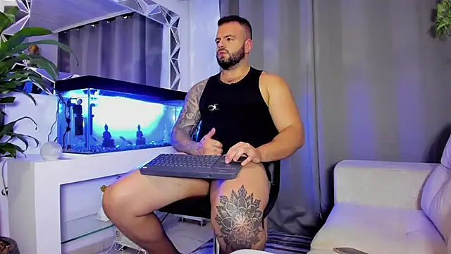 Snapshot of Johnnygrayson1 chatting on January 5, 10:19 pm Johnnygrayson1 online show from January 5, 10:19 pm