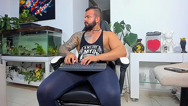 Snapshot of Johnnygrayson1 chatting on October 22, 12:11 am Johnnygrayson1 online show from October 22, 12:11 am