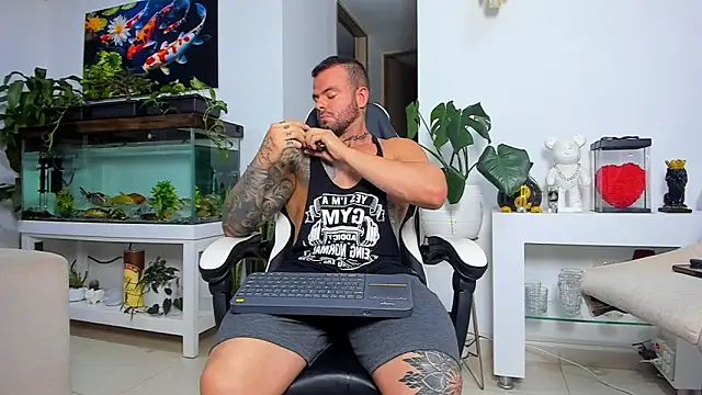 Snapshot of Johnnygrayson1 chatting on November 7, 12:43 am Johnnygrayson1 online show from November 7, 12:43 am