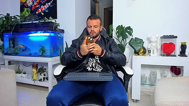 Snapshot of Johnnygrayson1 chatting on November 8, 2:23 am Johnnygrayson1 online show from November 8, 2:23 am