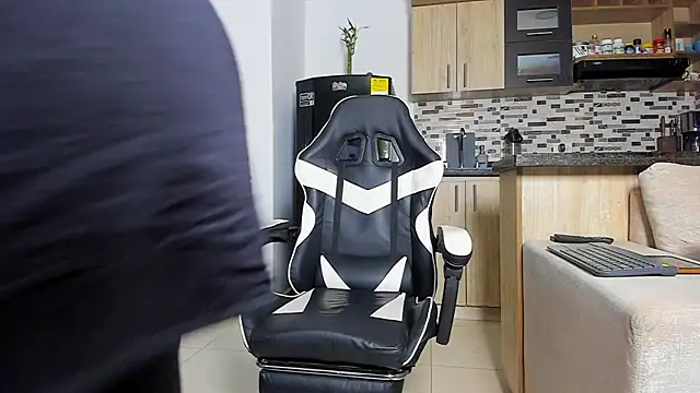 Snapshot of Johnnygrayson1 chatting on November 21, 11:03 pm Johnnygrayson1 online show from November 21, 11:03 pm