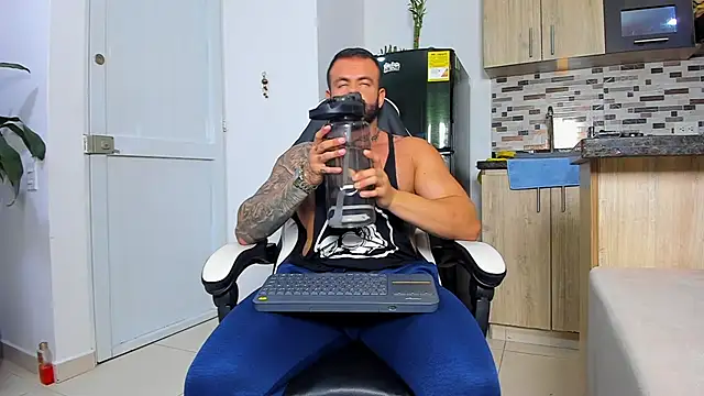 Snapshot of Johnnygrayson1 chatting on November 27, 12:56 am Johnnygrayson1 online show from November 27, 12:56 am