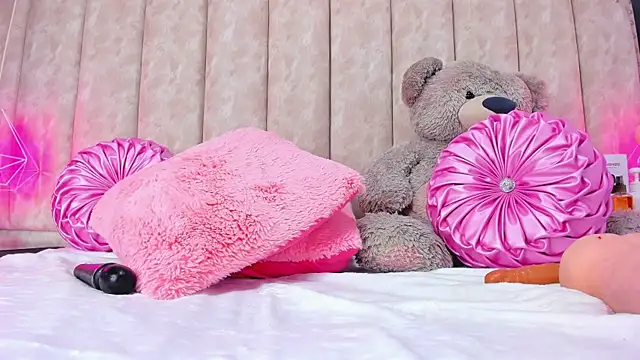 ShanelWest online show from December 11, 4:20 pm