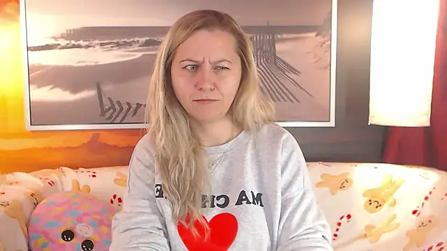 Snapshot of BigBoobsARRI chatting on December 3, 7:54 am BigBoobsARRI online show from December 3, 7:54 am