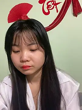 Snapshot of Maeve2k5 chatting on February 24, 12:20 am Maeve2k5 online show from February 24, 12:20 am