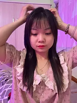 Snapshot of Maeve2k5 chatting on October 18, 12:24 am Maeve2k5 online show from October 18, 12:24 am