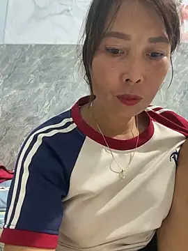 Snapshot of Linaannn chatting on November 6, 2:34 am Linaannn online show from November 6, 2:34 am