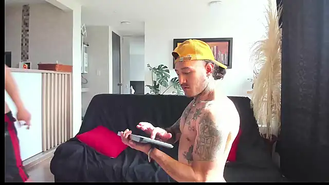 MARCELOANDLUCIAN online show from February 24, 10:36 pm