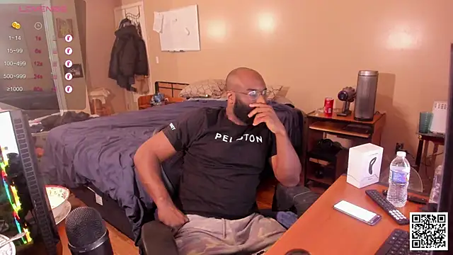 Snapshot of MrChuckDailyXXX chatting on December 11, 5:10 am MrChuckDailyXXX online show from December 11, 5:10 am