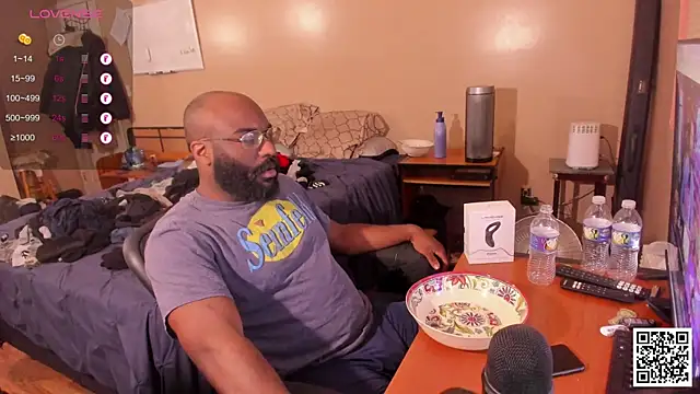 Snapshot of MrChuckDailyXXX chatting on December 12, 11:25 pm MrChuckDailyXXX online show from December 12, 11:25 pm