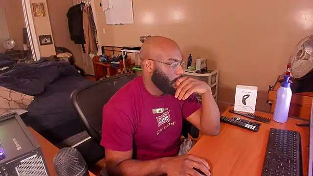 Snapshot of MrChuckDailyXXX chatting on January 6, 6:14 am MrChuckDailyXXX online show from January 6, 6:14 am