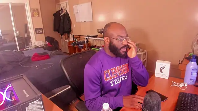 Snapshot of MrChuckDailyXXX chatting on January 16, 6:14 am MrChuckDailyXXX online show from January 16, 6:14 am