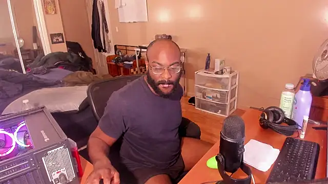 Snapshot of MrChuckDailyXXX chatting on January 21, 7:37 am MrChuckDailyXXX online show from January 21, 7:37 am