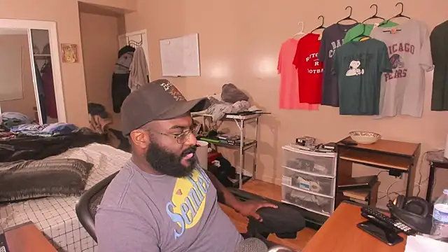 Snapshot of MrChuckDailyXXX chatting on October 8, 5:05 am MrChuckDailyXXX online show from October 8, 5:05 am