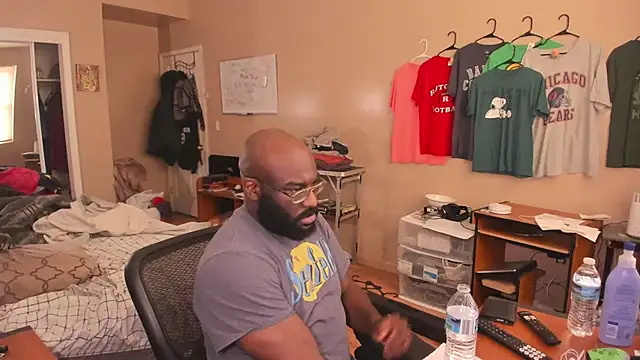 Snapshot of MrChuckDailyXXX chatting on November 5, 3:01 pm MrChuckDailyXXX online show from November 5, 3:01 pm