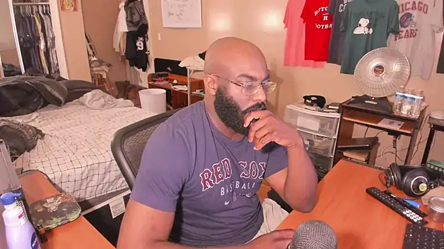 Snapshot of MrChuckDailyXXX chatting on November 22, 2:10 am MrChuckDailyXXX online show from November 22, 2:10 am