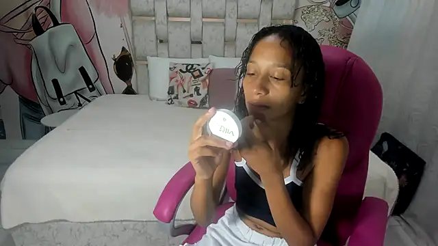 Snapshot of EMMA_SWEETT1 chatting on January 28, 12:32 pm EMMA SWEETT1 online show from January 28, 12:32 pm