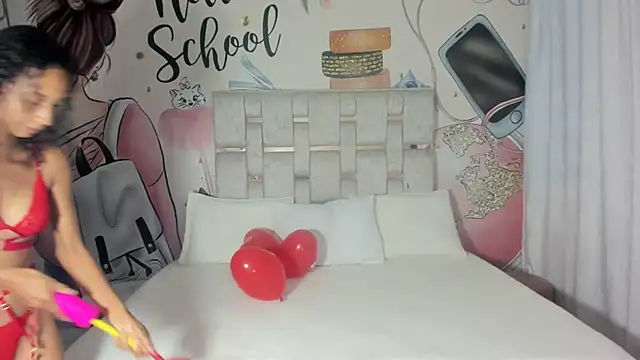 Snapshot of EMMA_SWEETT1 chatting on February 14, 12:47 pm EMMA SWEETT1 online show from February 14, 12:47 pm