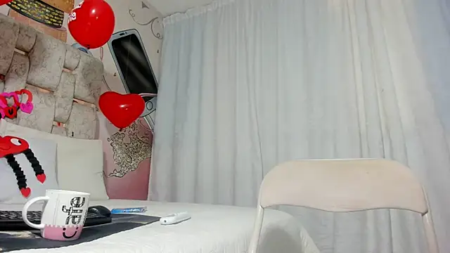 Snapshot of EMMA_SWEETT1 chatting on February 14, 3:47 pm EMMA SWEETT1 online show from February 14, 3:47 pm